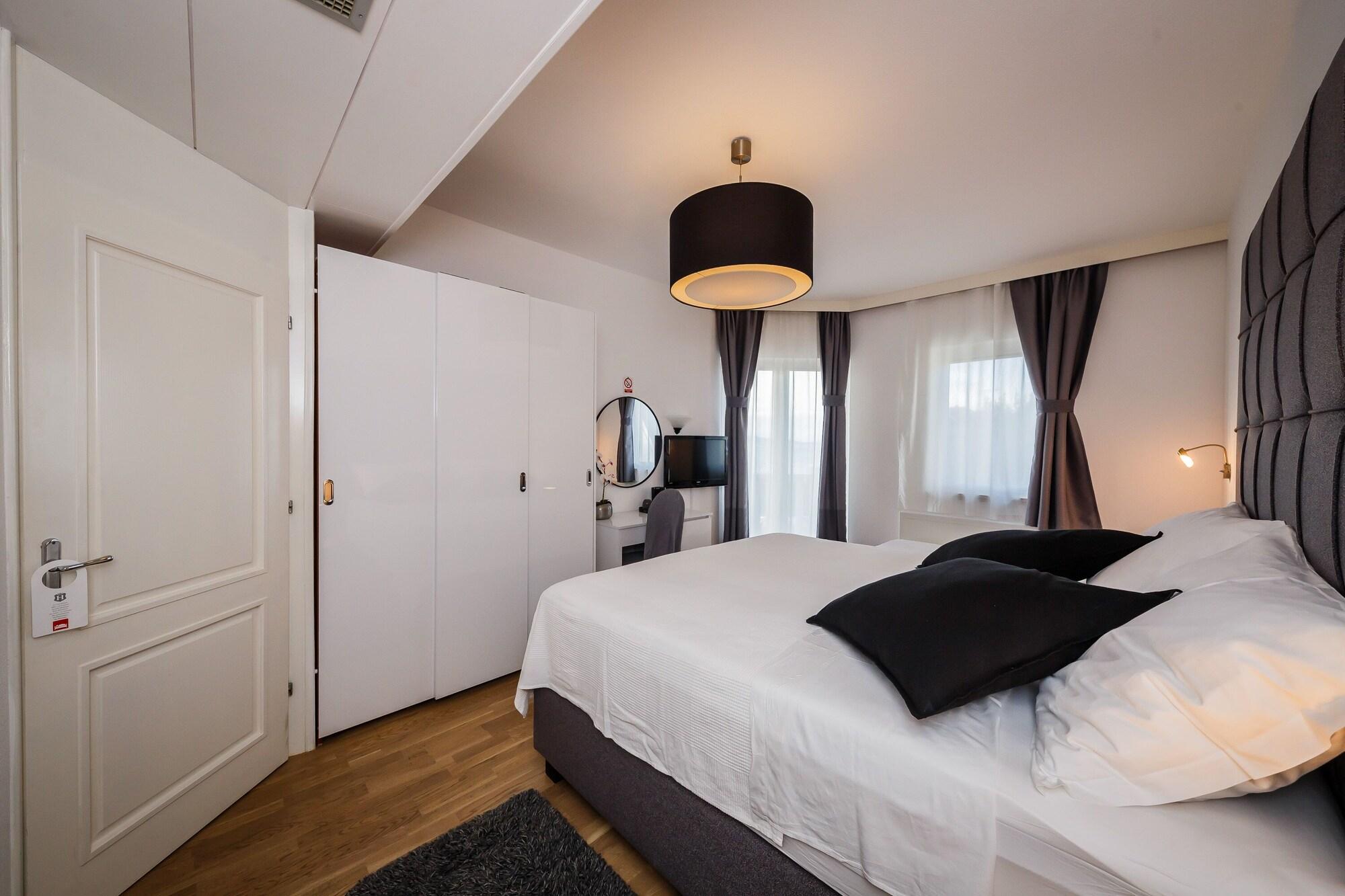 Hotel Villa Zarko Kastel Stari Bagian luar foto